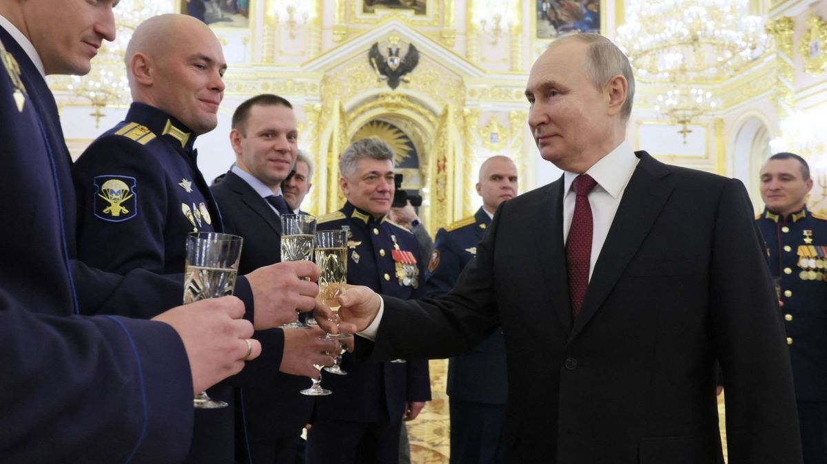 Putin dál „brání ruský svět“. Válčit bude až do hořkého konce, říká historik